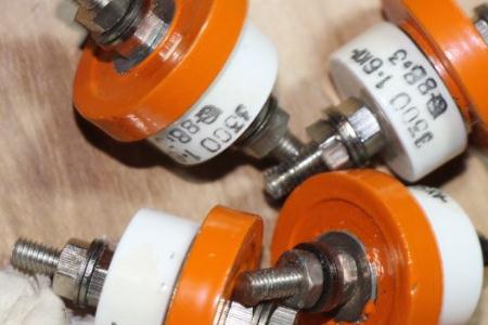 真空開(kāi)關(guān)管的氣密絕緣系統(tǒng)、屏蔽系統(tǒng)以及導(dǎo)電系統(tǒng)